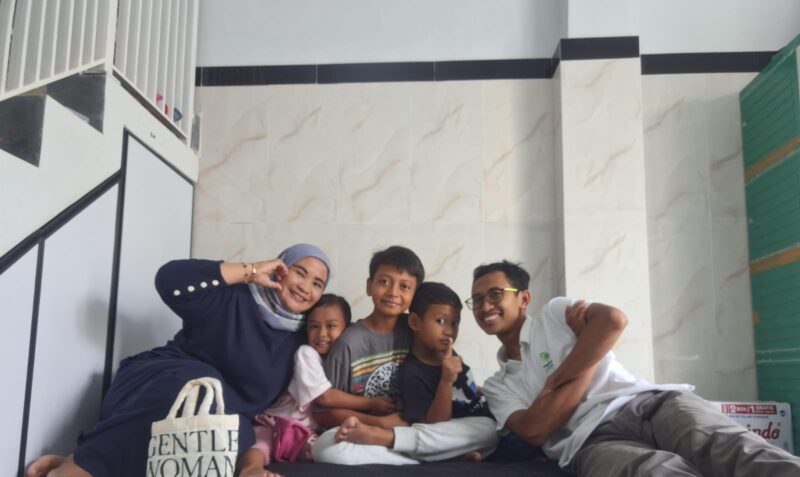 Salah satu siswa bernama Hanif bersama keluarga asuh