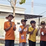 Salah satu regu menampilkan yel yel