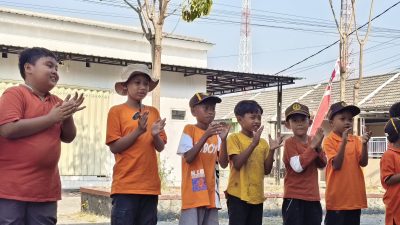 Salah satu regu menampilkan yel yel
